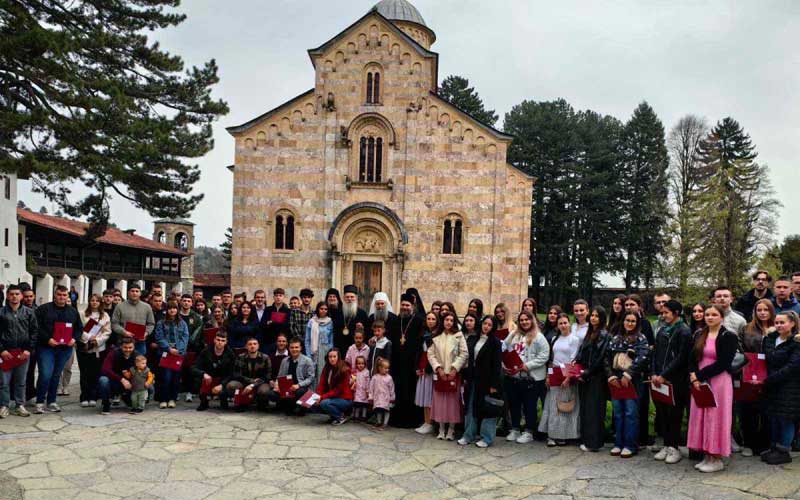 патријарх Порфирије, митрополит Теодосије, игуман дечански Сава и патријархови стипендисти са Косова и Метохије