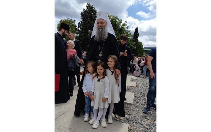 Патрика са децом у околини Храма