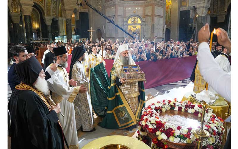 патријарх српски Порфирије уноси Часни Појас Богоматере у заветни храм Светог Саве на Врачару