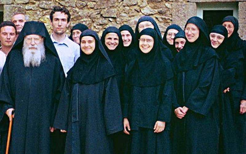 архимандрит Плакида Десеј са сетрама манастира Солан