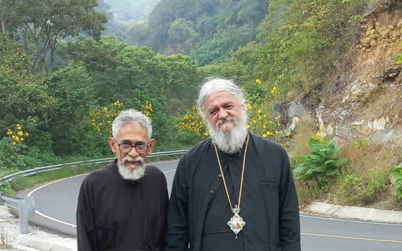 Foto: El arcipreste Alexis con el obispo Kirill (cortesía del autor)