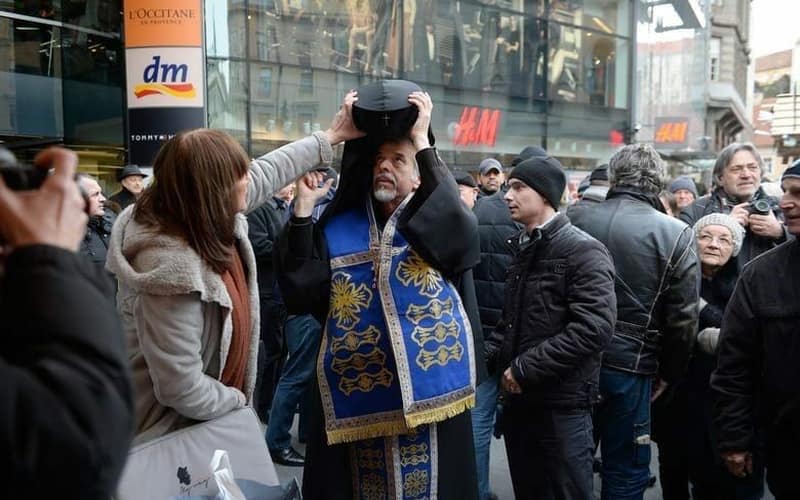 Радојев Иванов се облачи за "чинодејствовање"