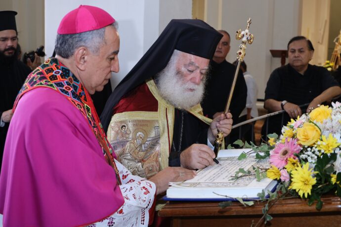 патријарх александријски Теодор потписује званични записник после обављене елуменске службе у Панами