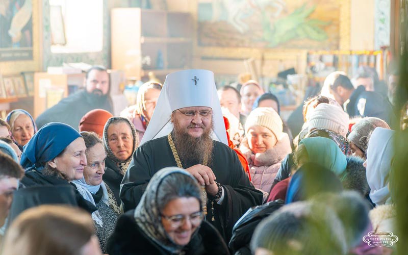 Добрият пастир, митрополит Теодосий Черкаски с Божия народ в църквата след светата литургия