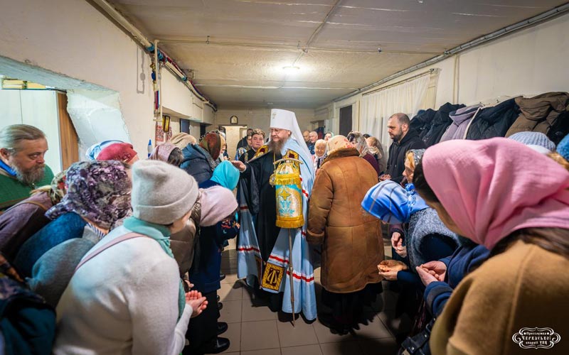 Божият народ посреща своя добър пастир, митрополит Теодосий, във временно място за богослужение, разположено под многоетажна сграда