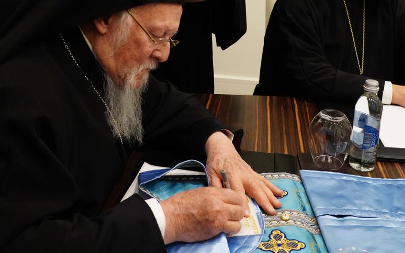 патријарх Вартоломеј потписује епитрахиље литванским расколницима у Вилњусу крајем априла 2023. године