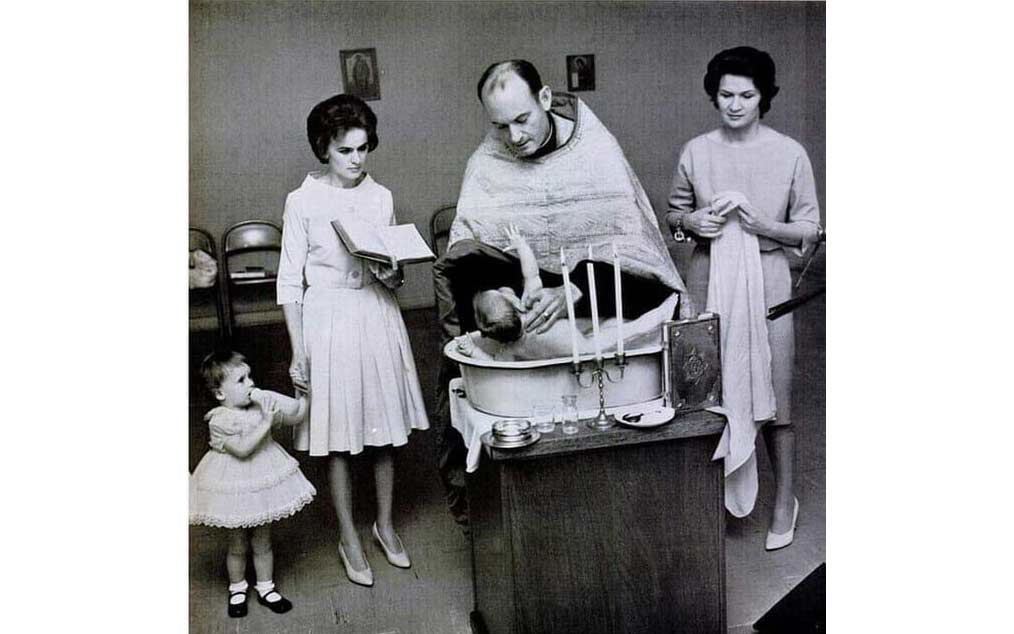 Димитрије Ројстер као свештеник крштава у Даласу дете Харви Ли Освалда