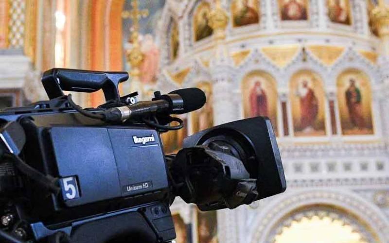 фрагмент фотографије сниматеља у храму Христа Спаса у Москви (Московска епархија, 02.02.2019)