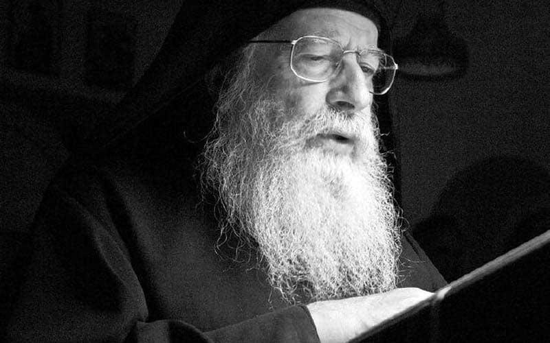 архимандрит Плакида Десеј за певницом