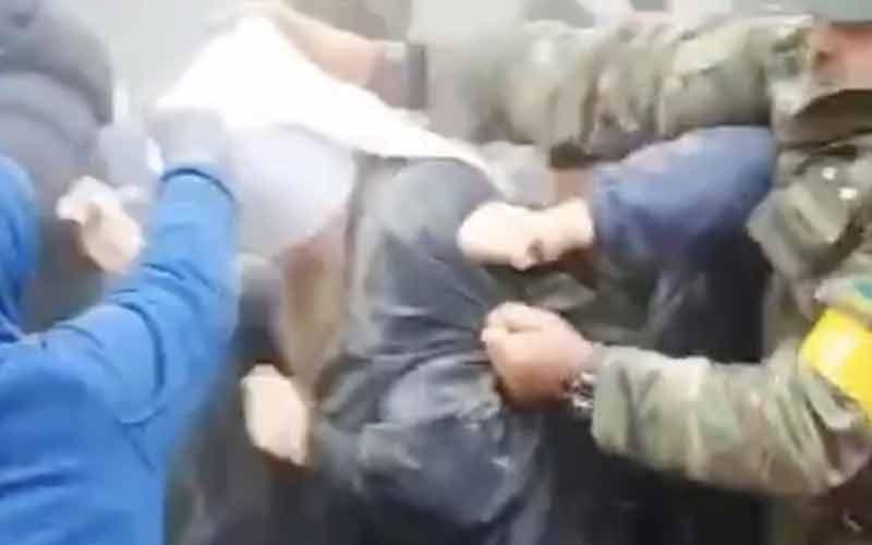 напад на митрополита Теодосија черкаског при отимању Свето-Михајловске саборне цркве