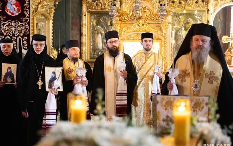 молитва пред чесним моштима преподобне Јелисавете Пасарејске у главном манастирском храму