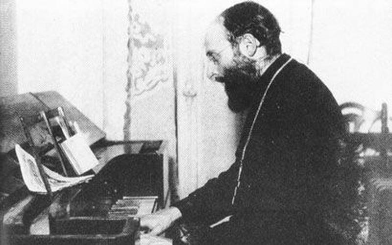 отац Лав Жиле свира клавир у стану Шмеманових