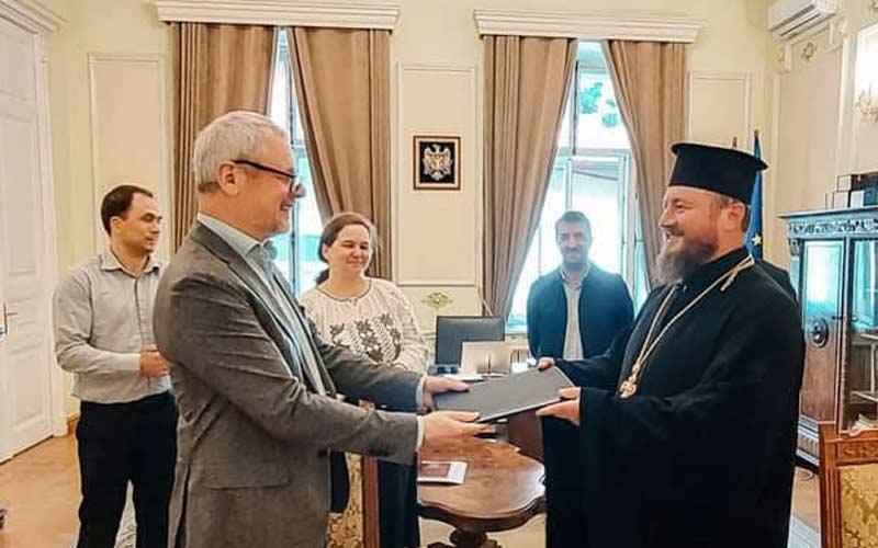 Сергиу Продан предаје документ о праву коришћења цркве распопу Теодору Пелину