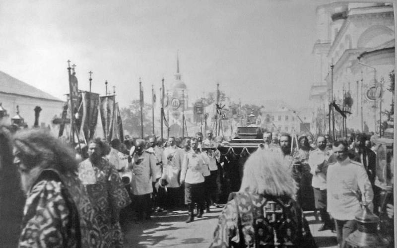 свечана поворка са моштима светог Серафима на челу са царем Николајем II, 1903.