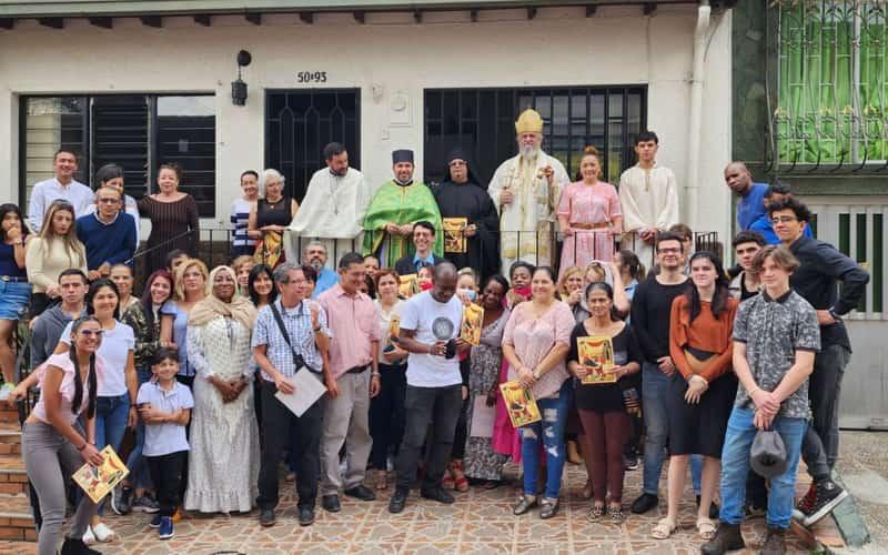 владика Кирило у парохији Свете Тројице у Медељину, Колумбија