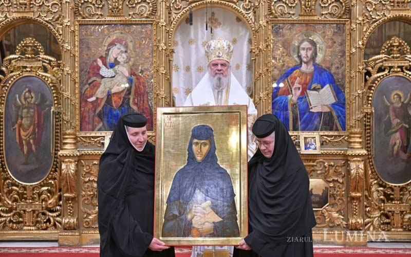 монахиња Нектарија Лазар са иконом своје рођене сестре преподобне Јелисавете Пасарејске при проглашавању њене канонизације