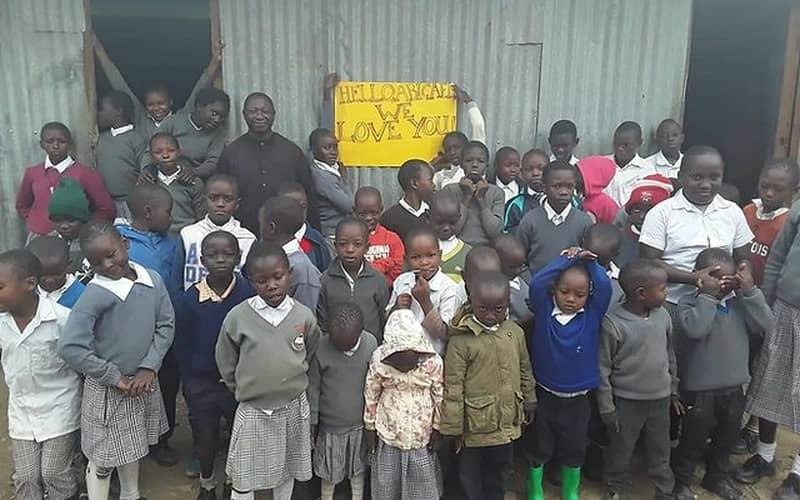 отац Антипа са децом из православне мисије и прихватилишта Свете Марије Египћанке у Кенији