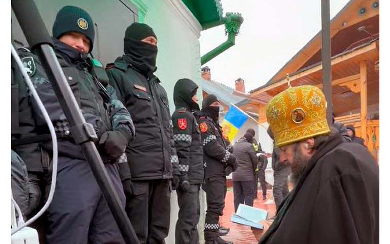 архиепископ унгенско-ниспоренски Петар се после одслужене Литургије у порти цркве моли се са Нородом Божијим испред улаза у цркву у Деренеу 8. фебруара 2026. извор: traditia.md