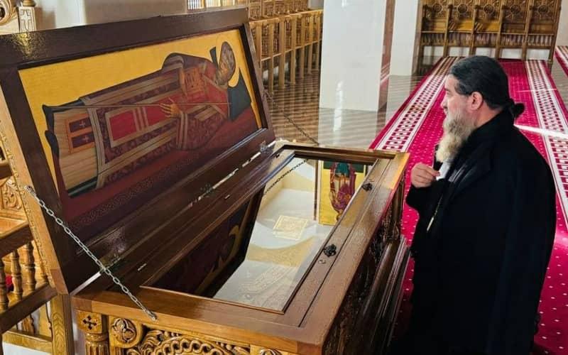 Епископ богдански Нектарије (Клинч) пред моштима светог Дионисија (Ерхана)