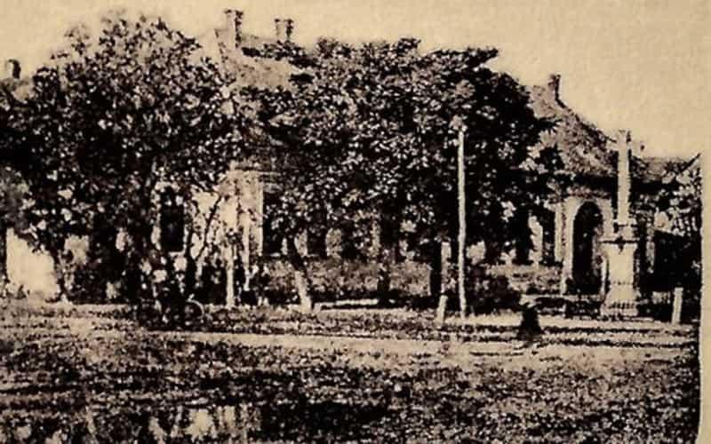 Велики крст у центру села Пивнице