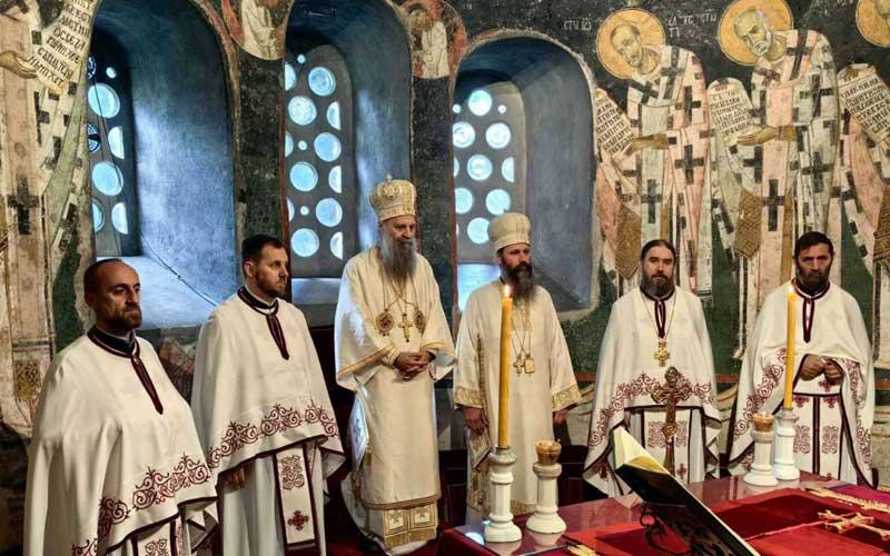 патријарх Порфирије на горњем месту у Пећкој патријаршији, Васкрс 2026. године