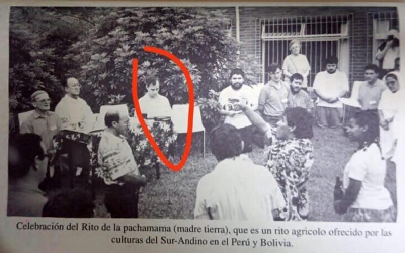 отац Роберт Превост садашњи римски папа Лео XIV учествује у ритуалу Пачамаме 1995. у Сао Паолу, Бразил