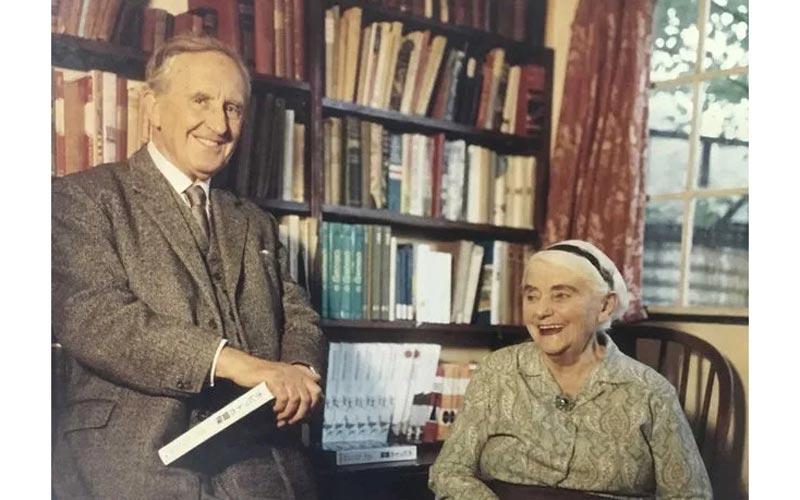 Џон и Едит Толкин у библиотеци