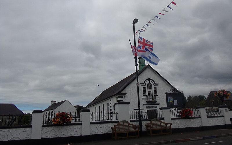 Израелска застава поред застава Уније и Алстера у Брошејну. Израелску заставу повремено вијоре лојалисти.