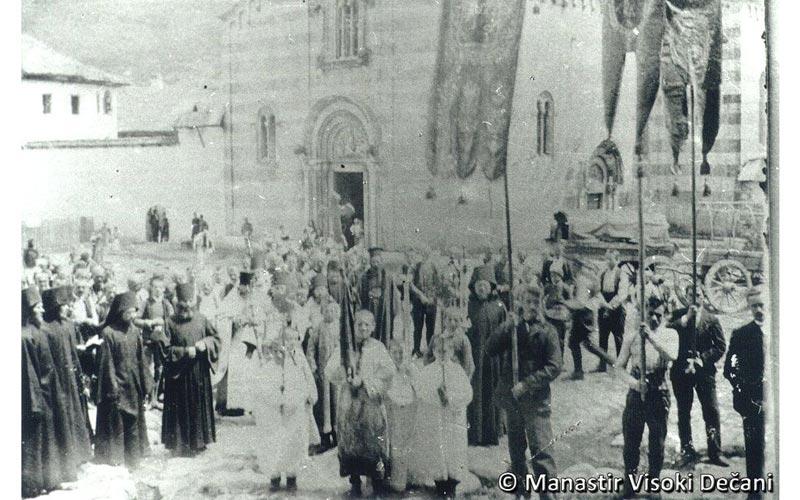 литија испред манастирске цркве Високих Дечана, почетак 20. века, из манастирске архиве 
