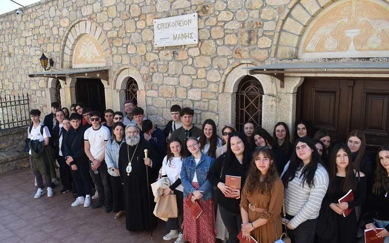 митрополит мански Хризостом после Литургије на Томину недељу са средњошколцима са Атике